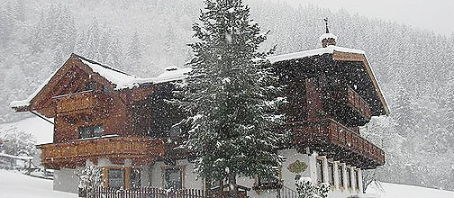 Verschneiter Bauernhof Unterbergbauer