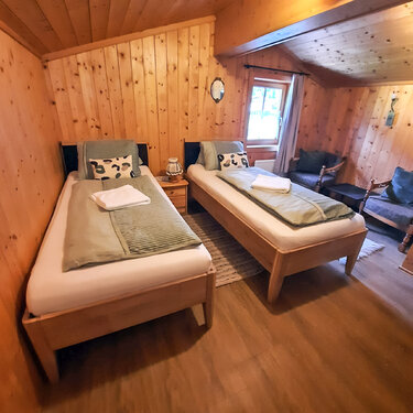 Schlafzimmer mit Einzelbetten Ferienhaus Breitner Chalet Wasserfallblick
