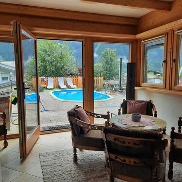 Blick auf den Pool Ferienhaus Breitner Chalet Wasserfallblick